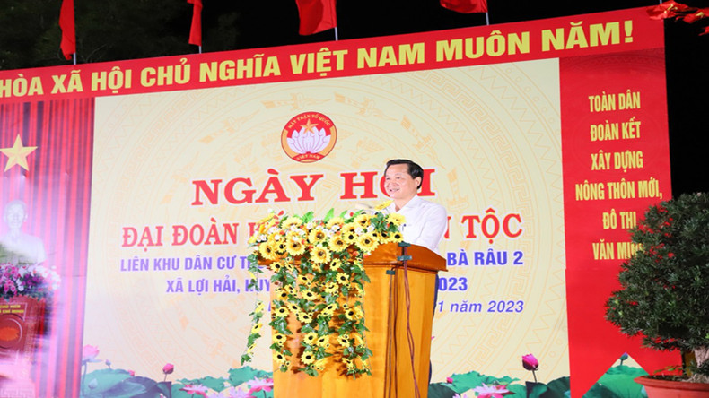 Вице-премьер Ле Минь Кхай выступает на Дне великого национального единства в провинции Ниньтхуан. Вице-премьер Ле Минь Кхай выступает на Дне великого национального единства в провинции Ниньтхуан.