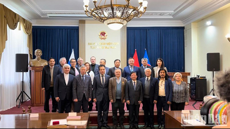 Делегаты фотографируются на память. Фото: Суан Хынг Делегаты фотографируются на память. Фото: Суан Хынг