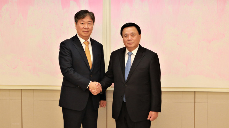 Товарищ Нгуен Суан Тханг и Глава канцелярии Президента Южной Кореи Ким Дэ Ки. Фото: ВИА Товарищ Нгуен Суан Тханг и Глава канцелярии Президента Южной Кореи Ким Дэ Ки. Фото: ВИА