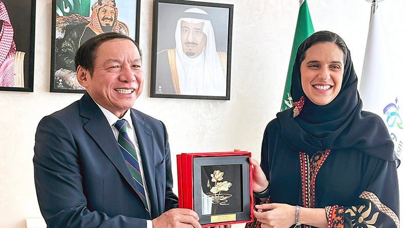 Министр Нгуен Ван Хунг вручает подарок принцессе Хайфе бинт Мохаммед Аль-Сауд. Фото: Министерство культуры, спорта и туризма Вьетнама Министр Нгуен Ван Хунг вручает подарок принцессе Хайфе бинт Мохаммед Аль-Сауд. Фото: Министерство культуры, спорта и туризма Вьетнама