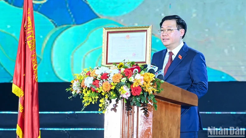 Председатель НС Выонг Динь Хюэ выступает с речью. Фото: Зюи Линь Председатель НС Выонг Динь Хюэ выступает с речью. Фото: Зюи Линь