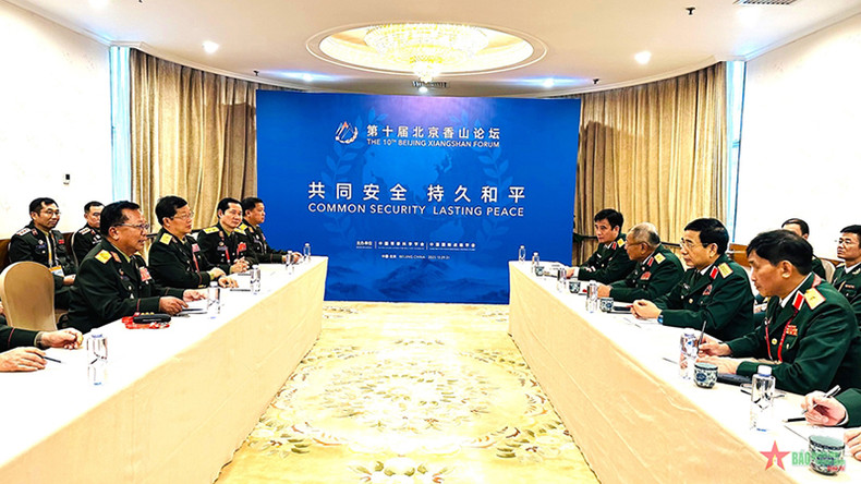 Общий вид встречи с Министром обороны Лаоса Чансамоне Чаньялатом. Фото: qdnd.vn Общий вид встречи с Министром обороны Лаоса Чансамоне Чаньялатом. Фото: qdnd.vn