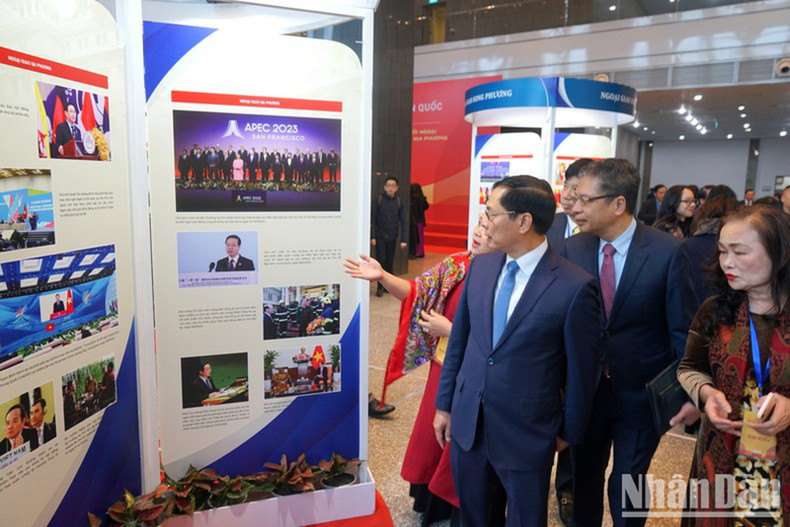 Министр Буй Тхань Шон и делегаты посещают выставку в кулуарах конференции, представляющую дипломатические достижения всей страны и местностей. Фото: Чунг Хынг Министр Буй Тхань Шон и делегаты посещают выставку в кулуарах конференции, представляющую дипломатические достижения всей страны и местностей. Фото: Чунг Хынг