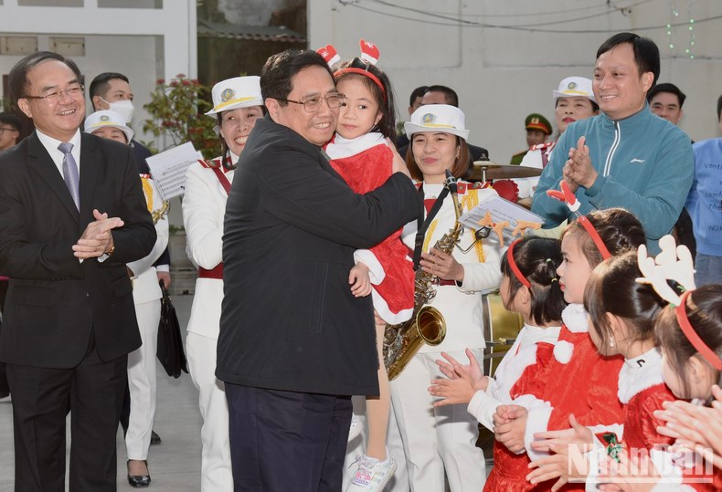 Премьер-министр Фам Минь Тьинь, священнослужители и католики прихода Бакжанг.