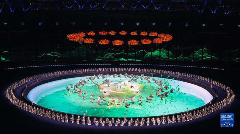 Художественный номер на церемонии закрытия.