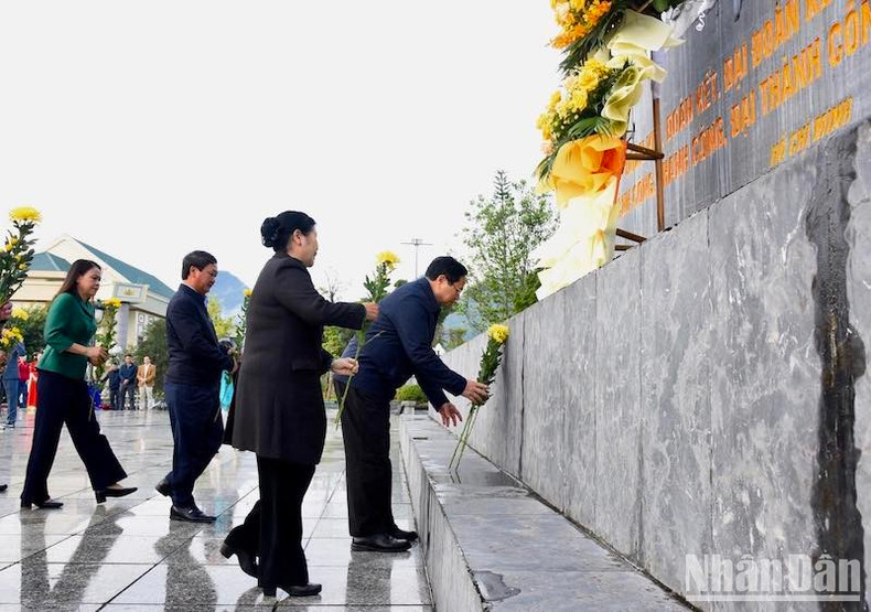 Премьер-министр Фам Минь Тьинь возлагает цветы к памятнику «Дядя Хо с представителями народностей провинции Лайтяу». Фото: Чан Хай Премьер-министр Фам Минь Тьинь возлагает цветы к памятнику «Дядя Хо с представителями народностей провинции Лайтяу». Фото: Чан Хай