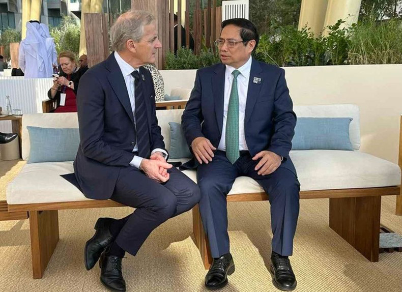 Премьер-министр Фам Минь Тьинь и Премьер-министр Норвегии Йонас Гар Стёре. Премьер-министр Фам Минь Тьинь и Премьер-министр Норвегии Йонас Гар Стёре.