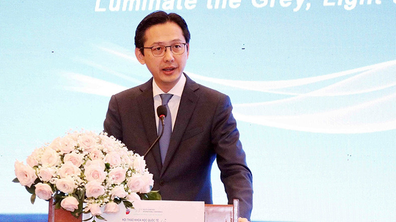 Заместитель министра иностранных дел До Хунг Вьет выступает с речью. Фото: Суан Кху Заместитель министра иностранных дел До Хунг Вьет выступает с речью. Фото: Суан Кху