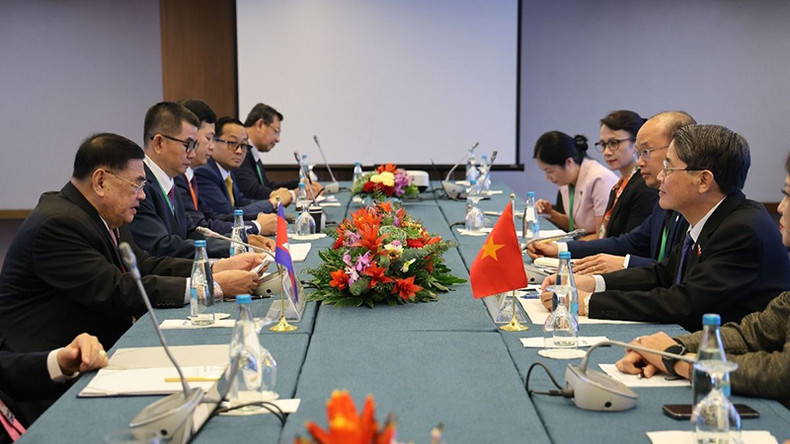 Зампредседателя НС Нгуен Дык Хай на встрече с Первым зампредседателя Национальной ассамблеи Камбоджи Чеам Иеап. Фото: ВИА Зампредседателя НС Нгуен Дык Хай на встрече с Первым зампредседателя Национальной ассамблеи Камбоджи Чеам Иеап. Фото: ВИА