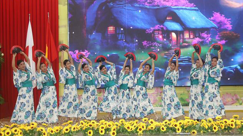 Художественный номер на мероприятии в провинции Чавинь. Фото: ВИА Художественный номер на мероприятии в провинции Чавинь. Фото: ВИА