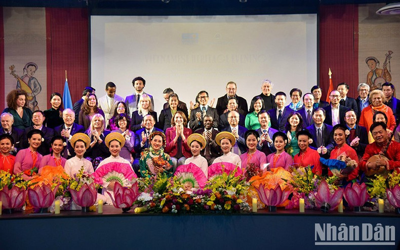 Ранее, 17 ноября, во Вьетнамском культурном центре во Франции прошел «Вечер вьетнамского наследия» на тему «Культурное наследие – движущая сила мира, уверенности в своих силах и устойчивого развития».