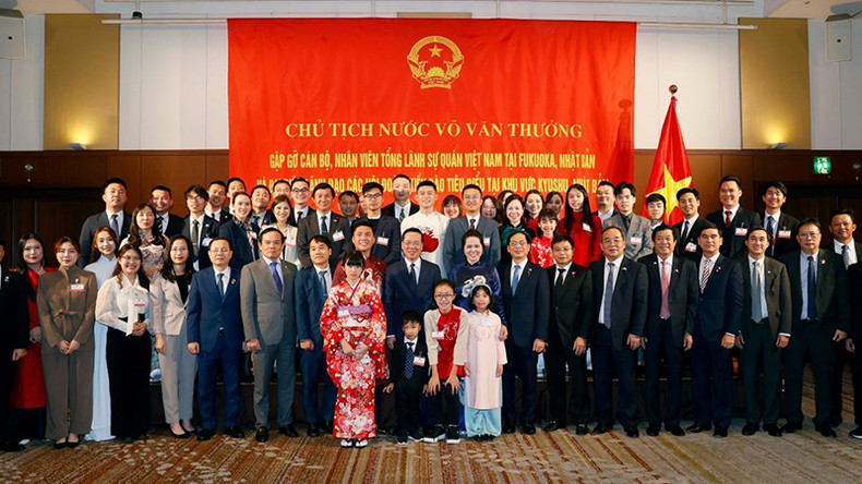 Президент Во Ван Тхыонг и представители местной вьетнамской диаспоры. Фото: ВИА Президент Во Ван Тхыонг и представители местной вьетнамской диаспоры. Фото: ВИА