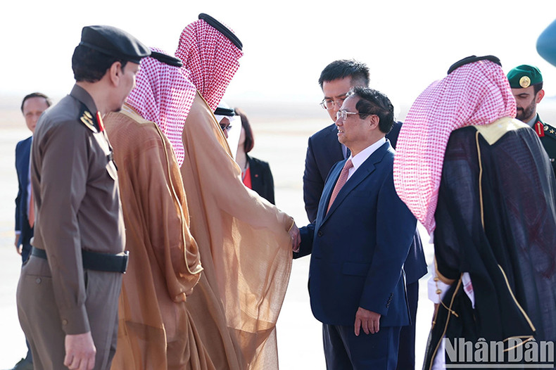 Церемония встречи Премьер-министра Фам Минь Тьиня и делегации в аэропорту. Фото: Нят Бак Церемония встречи Премьер-министра Фам Минь Тьиня и делегации в аэропорту. Фото: Нят Бак