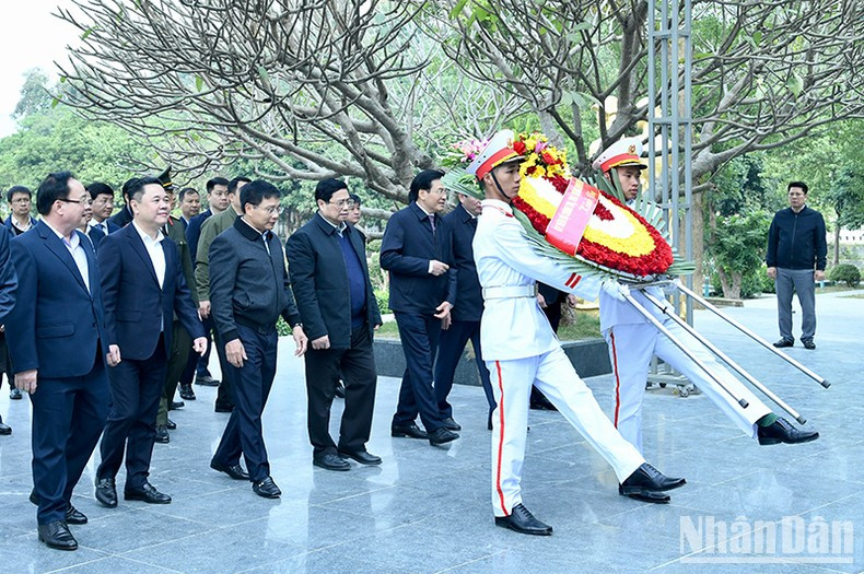 Премьер-министр Фам Минь Тьинь воскуряет благовония и возлагает цветы в Национальном кладбище павших бойцов А1. Премьер-министр Фам Минь Тьинь воскуряет благовония и возлагает цветы в Национальном кладбище павших бойцов А1.