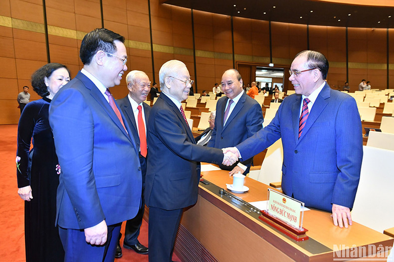 Генеральный секретарь ЦК КПВ Нгуен Фу Чонг, Председатель НС Выонг Динь Хюэ, действующие и бывшие руководители Партии и Государства на церемонии закрытия 6-й сессии НС XV созыва. Генеральный секретарь ЦК КПВ Нгуен Фу Чонг, Председатель НС Выонг Динь Хюэ, действующие и бывшие руководители Партии и Государства на церемонии закрытия 6-й сессии НС XV созыва.