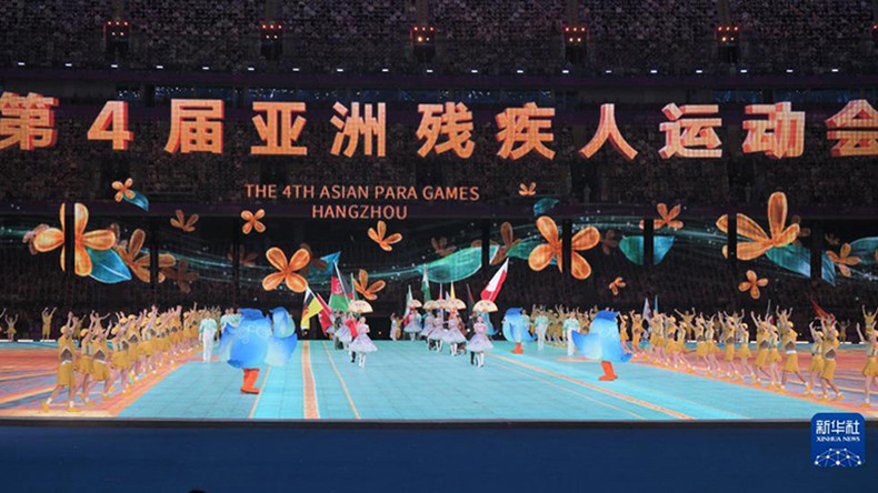 Флаги стран и территорий в Олимпийском спортивном центре Ханчжоу.