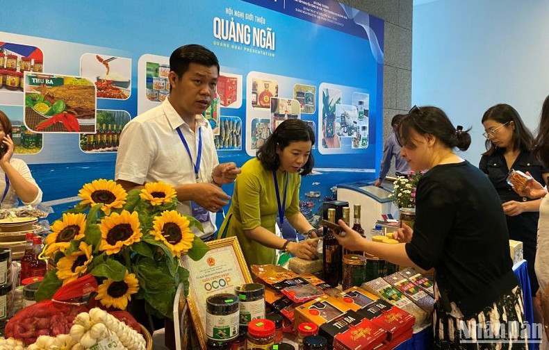 Предприятия представляют продукцию OCOP и деликатесы провинции Куангнгай. Предприятия представляют продукцию OCOP и деликатесы провинции Куангнгай.