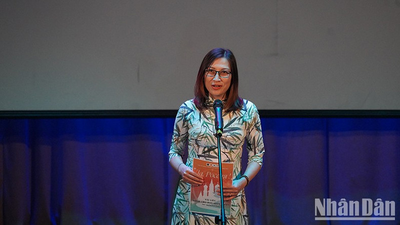 Глава отдела образования Посольства Вьетнама в России Май Нгуен Тует Хоа выступает на мероприятии. Глава отдела образования Посольства Вьетнама в России Май Нгуен Тует Хоа выступает на мероприятии.