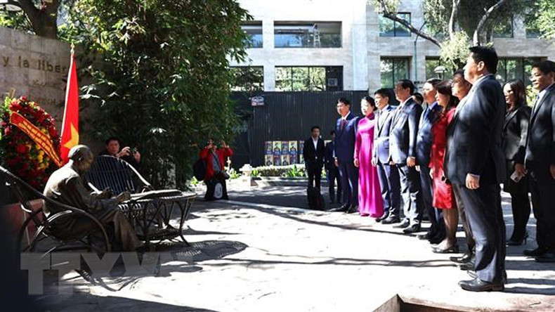 Делегация возлагает цветы к памятнику Президенту Хо Ши Мину. Фото: ВИА