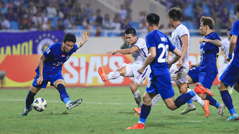 Туан Хай наносит удар по воротам «Wuhan Three Towns». Фото: ФК «Ханой» Туан Хай наносит удар по воротам «Wuhan Three Towns». Фото: ФК «Ханой»