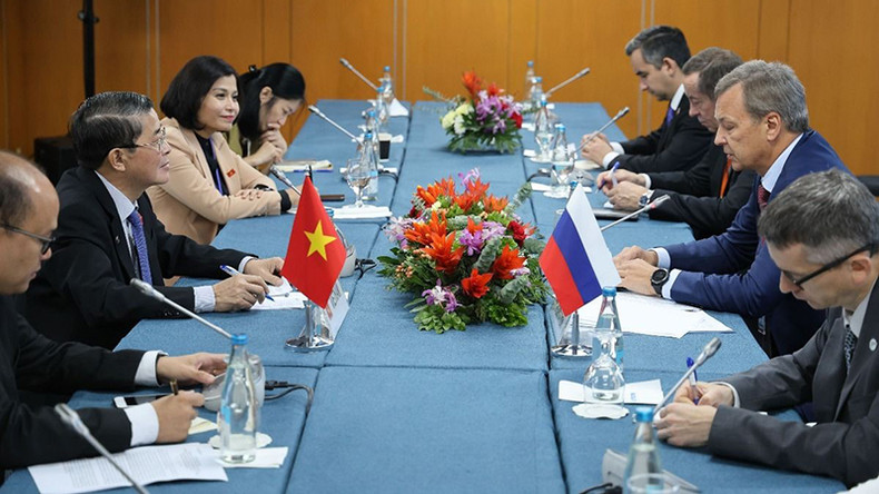 Зампредседателя НС Нгуен Дык Хай на встрече с Первым зампредседателя Совета Федерации Федерального собрания России Андреем Яцкиным. Фото: ВИА Зампредседателя НС Нгуен Дык Хай на встрече с Первым зампредседателя Совета Федерации Федерального собрания России Андреем Яцкиным. Фото: ВИА