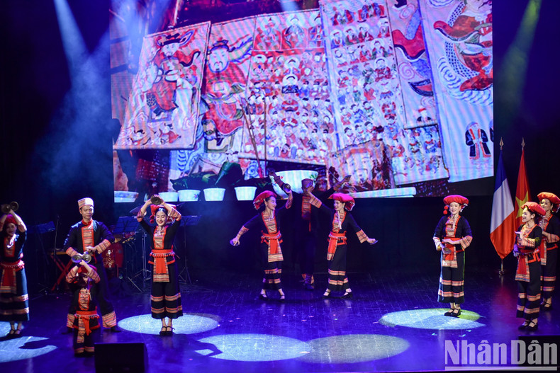 На мероприятии также присутствовали представители французских политических агентств и организаций, ассоциаций дружбы и сотрудничества с Вьетнамом, а также многочисленные вьетнамцы, французские и международные друзья.