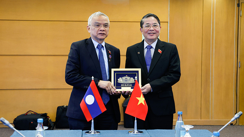 Зампредседателя НС Нгуен Дык Хай и Зампредседателя Национальной ассамблеи Лаоса Соммад Фолсена. Фото: ВИА Зампредседателя НС Нгуен Дык Хай и Зампредседателя Национальной ассамблеи Лаоса Соммад Фолсена. Фото: ВИА