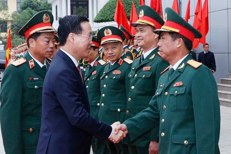 Президент Во Ван Тхыонг и руководители командования сил специального назначения. Фото: ВИА Президент Во Ван Тхыонг и руководители командования сил специального назначения. Фото: ВИА