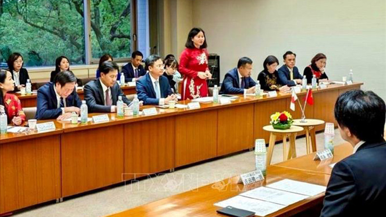 Делегация города Ханоя работает с руководителями префектуры Фукуока. Фото: ВИА