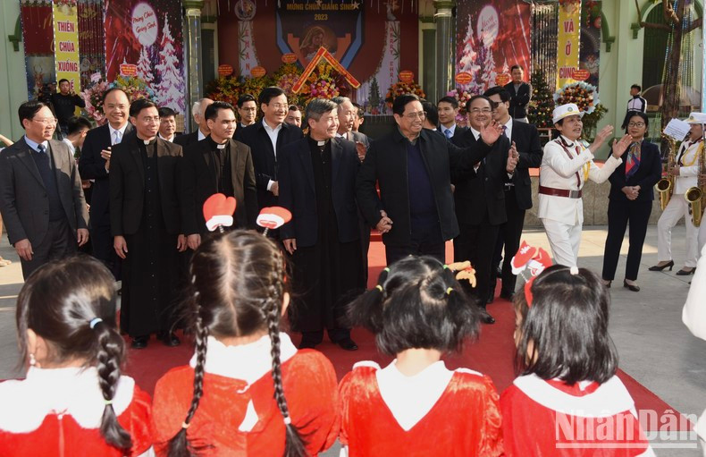 Глава Правительства выразил желание, чтобы священнослужители и соотечественники-католики продолжали соблюдать руководящие принципы и политику Партии, законы Государства, развивать культурные и исторические традиции и дух великого национального единства.