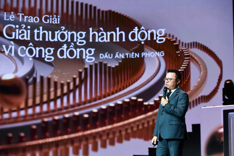 Товарищ Ле Куок Минь выступает на гала-вечере. Товарищ Ле Куок Минь выступает на гала-вечере.