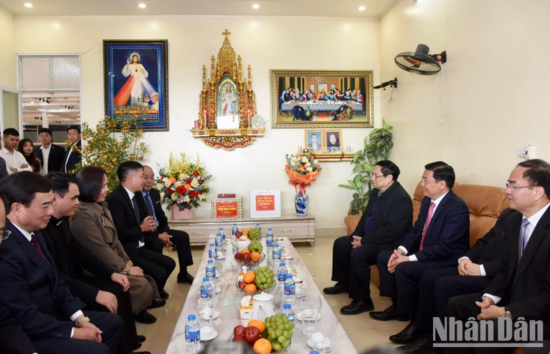 По этому случаю Премьер-министр Фам Минь Тьинь навестил католическую семью Нгуен Нгок Данг – Нгуен Тхи Нгот в городе Бакжанг, которая успешно занимается экономической деятельностью и вносит большой вклад в общественную деятельность.