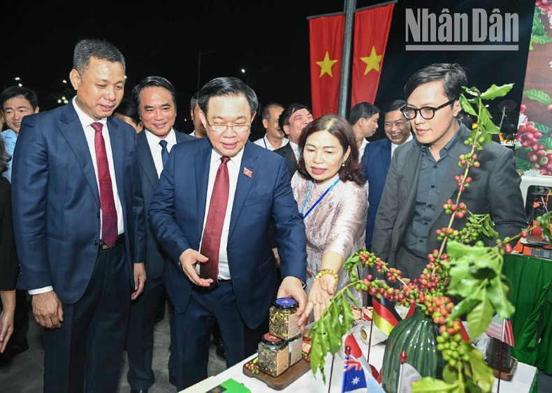 Председатель НС Выонг Динь Хюэ посещает стенд на выставке «Кофе Шонла – Интеграция и развитие». Фото: Зюи Линь Председатель НС Выонг Динь Хюэ посещает стенд на выставке «Кофе Шонла – Интеграция и развитие». Фото: Зюи Линь