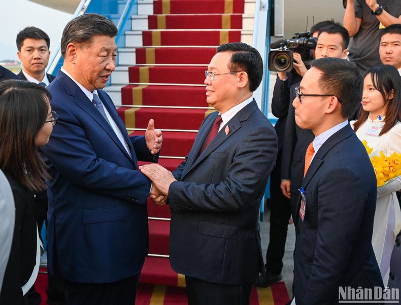 Генеральный секретарь ЦК КПК, Председатель Си Цзиньпин проводит беседу с Председателем НС Выонг Динь Хюэ. Генеральный секретарь ЦК КПК, Председатель Си Цзиньпин проводит беседу с Председателем НС Выонг Динь Хюэ.