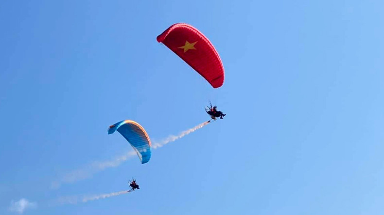 Перед открытием турнира спортсмены демонстрируют летающие парашюты.