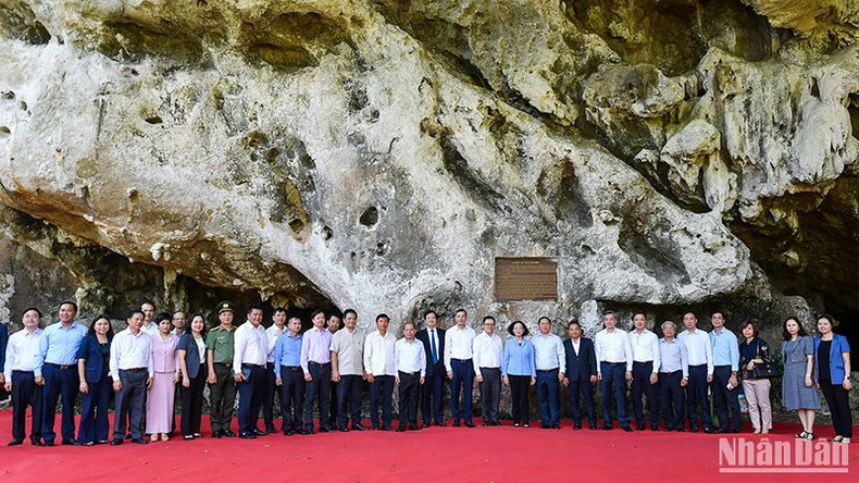 Делегаты посещают пещеру Нябао (Журналист) – объект А2 газеты «Нянзан». Фото: Тхань Дат Делегаты посещают пещеру Нябао (Журналист) – объект А2 газеты «Нянзан». Фото: Тхань Дат