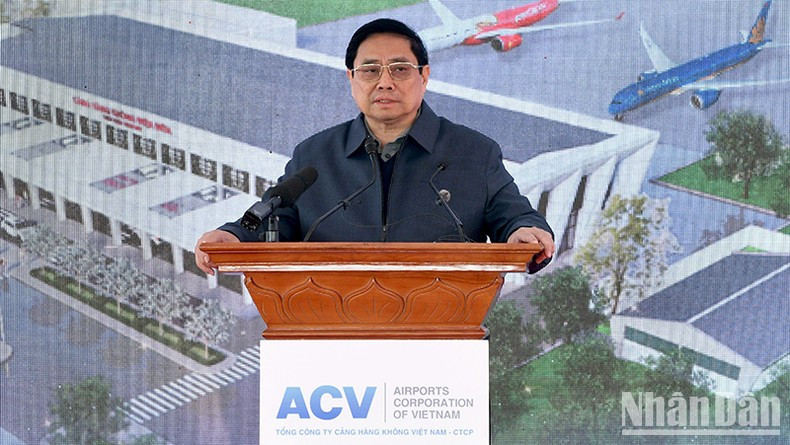 Премьер-министр Фам Минь Тьинь выступает на церемонии. Премьер-министр Фам Минь Тьинь выступает на церемонии.