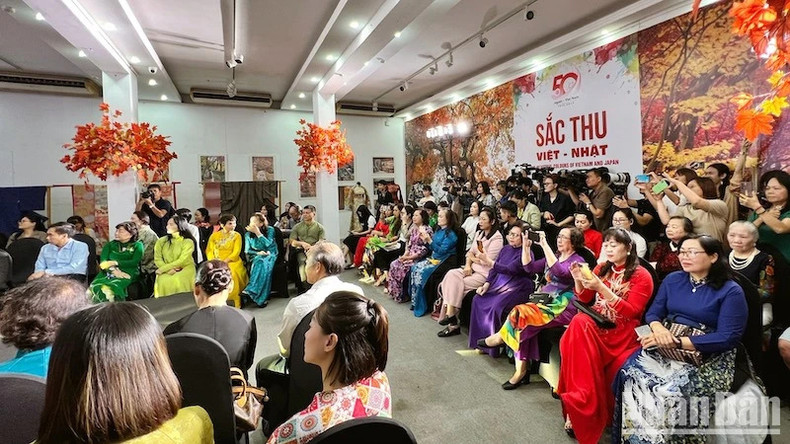 Мероприятие привлекло многих посетителей, представителей посольств многих стран и культурных организаций во Вьетнаме. Мероприятие привлекло многих посетителей, представителей посольств многих стран и культурных организаций во Вьетнаме.