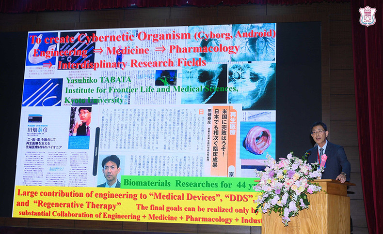 Японский специалист выступает на научном семинаре. Японский специалист выступает на научном семинаре.