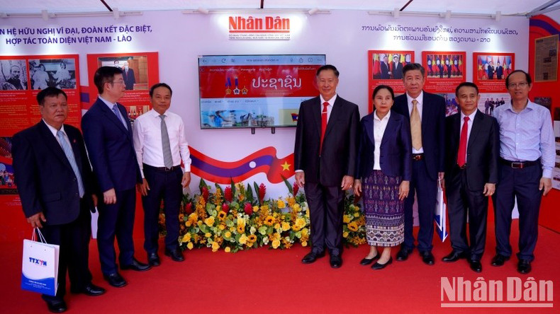 Руководители министерств и ведомств Вьетнама и Лаоса посещают выставочную зону газеты «Нянзан». Руководители министерств и ведомств Вьетнама и Лаоса посещают выставочную зону газеты «Нянзан».