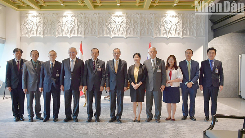Посол Фан Тьи Тхань и сотрудники Посольства Вьетнама в Таиланде фотографируются с Председателем НА Таиланда. Посол Фан Тьи Тхань и сотрудники Посольства Вьетнама в Таиланде фотографируются с Председателем НА Таиланда.
