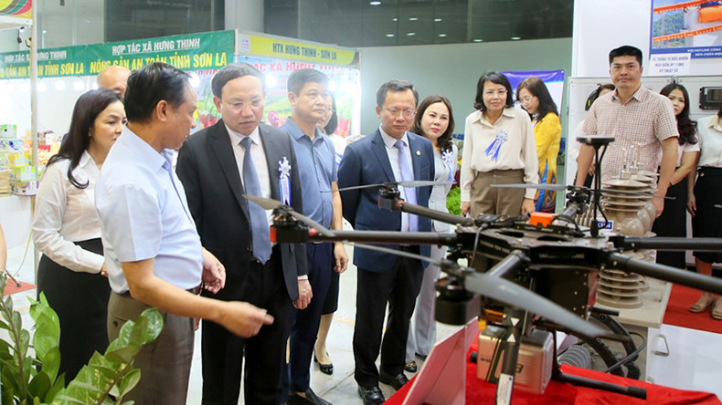 Делегаты посещают выставку. Делегаты посещают выставку.