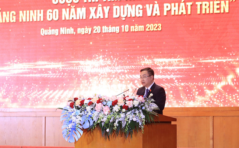 Заместитель секретаря Парткома провинции Куангнинь Данг Суан Фыонг выступает с речью. Заместитель секретаря Парткома провинции Куангнинь Данг Суан Фыонг выступает с речью.