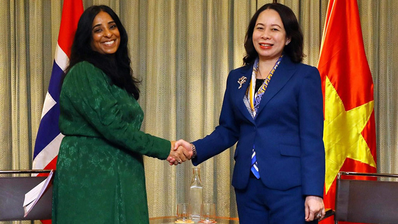 Вице-президент Во Тхи Ань Суан и Министр культуры и равенства Норвегии Лубна Джаффери. Фото: ВИА Вице-президент Во Тхи Ань Суан и Министр культуры и равенства Норвегии Лубна Джаффери. Фото: ВИА