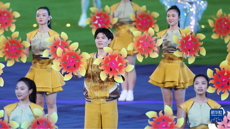 Художественный номер на церемонии закрытия.