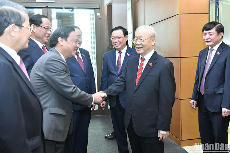 Генеральный секретарь ЦК КПВ Нгуен Фу Чонг, Председатель НС Выонг Динь Хюэ, заместители председателя НС и руководители НС на церемонии. Генеральный секретарь ЦК КПВ Нгуен Фу Чонг, Председатель НС Выонг Динь Хюэ, заместители председателя НС и руководители НС на церемонии.