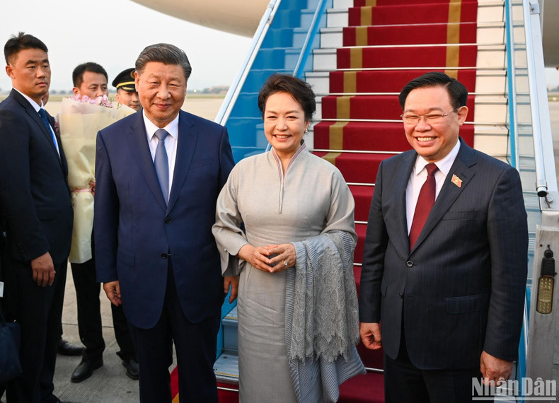 Председатель НС Выонг Динь Хюэ фотографируется на память с Генеральным секретарем ЦК КПК, Председателем Китая Си Цзиньпином с супругой. Председатель НС Выонг Динь Хюэ фотографируется на память с Генеральным секретарем ЦК КПК, Председателем Китая Си Цзиньпином с супругой.