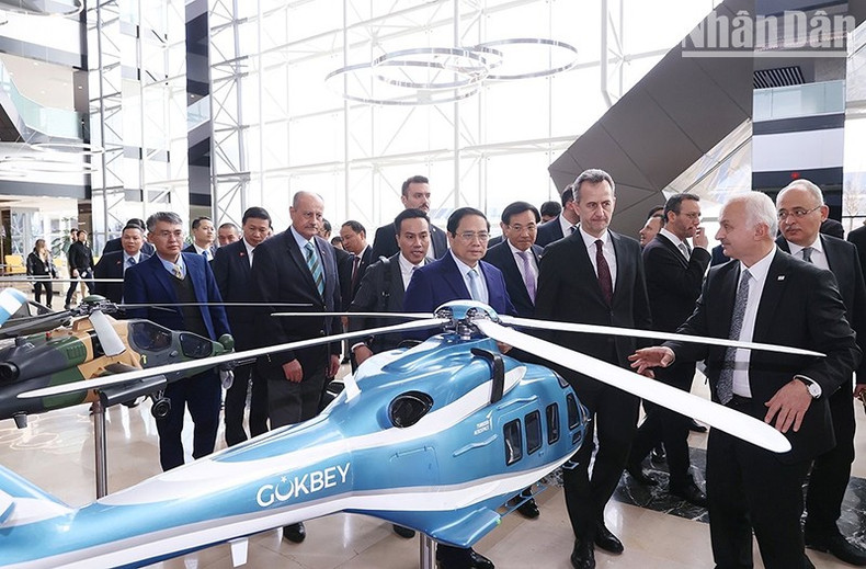 Премьер-министр Фам Минь Тьинь посещает корпорацию «Turkish Aerospace Industries». Премьер-министр Фам Минь Тьинь посещает корпорацию «Turkish Aerospace Industries».