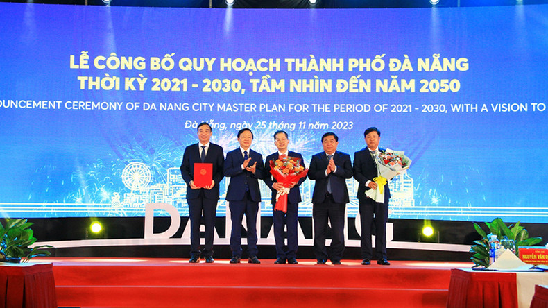 Вице-премьер Чан Хонг Ха вручает решение об утверждении планирования города Дананга на период 2021-2030 годов с видением до 2050 года. Вице-премьер Чан Хонг Ха вручает решение об утверждении планирования города Дананга на период 2021-2030 годов с видением до 2050 года.