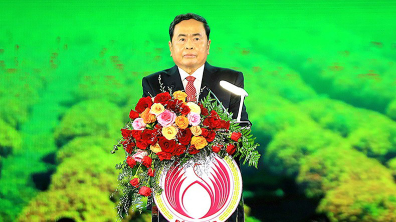 Постоянный зампредседателя НС Чан Тхань Ман выступает с речью. Постоянный зампредседателя НС Чан Тхань Ман выступает с речью.